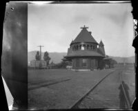 Raymond Hotel Santa Fe Railroad station, viewed from the side, Pasadena, about 1898