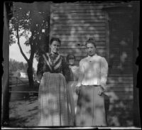 Wilhelmina Lemberger West poses with Mrs. Longstreet and Margaret M. Yates in front of the Longstreet's home, Red Oak, 1900