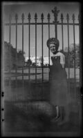Mertie West poses in front of the White House and the South Lawn, Washington (D.C.), 1947