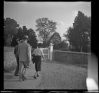 Mertie West entering Mount Vernon, 1947