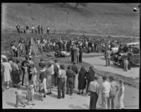 A large group of people watch the effort to rescue Melvin Hoffman, Los Angeles, 1936