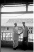 K. Kumthekar and Nazir Jairazbhoy shaking hands, Mumbai (India), 1963