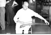 Manahar Barve playing a musical saw, Mumbai (India), 1963