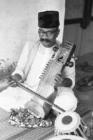 Ramzan Khan playing a sāraṅgī, Mumbai (India), 1963