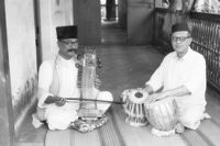 Ramzan Khan with sarangi, K. Kumthekar with tabla, Mumbai (India), 1963