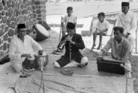 B. K. Gurav (tabla), Balkrishna Shirke (shehnai), and musician surpeti,  Vadodara (India), 1963
