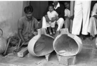 Instrument maker with sitar or tanpura from gourds at  Vilayat Khan brothers, Miraj (India), 1963