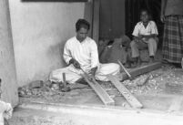 Instrument maker with the stem of a sitar or taṃbūrā at Vilayat Hussain brothers, Miraj (India), 1963