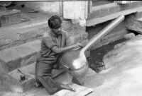 Instrument maker polishing a tanpura at Vilayat Khan brothers, Miraj (India), 1963