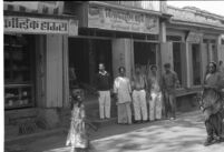 Group portrait of instrument makers in front of Vilayat Khan brothers shop, Miraj (India), 1963