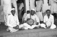 Musicians with small drum, dotara and jhanjh, Miraj (India), 1963